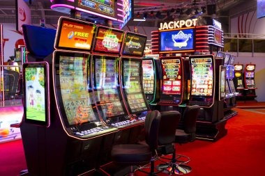 Studio produksi acara permainan langsung vio88bet dengan host profesional dan kamera broadcast